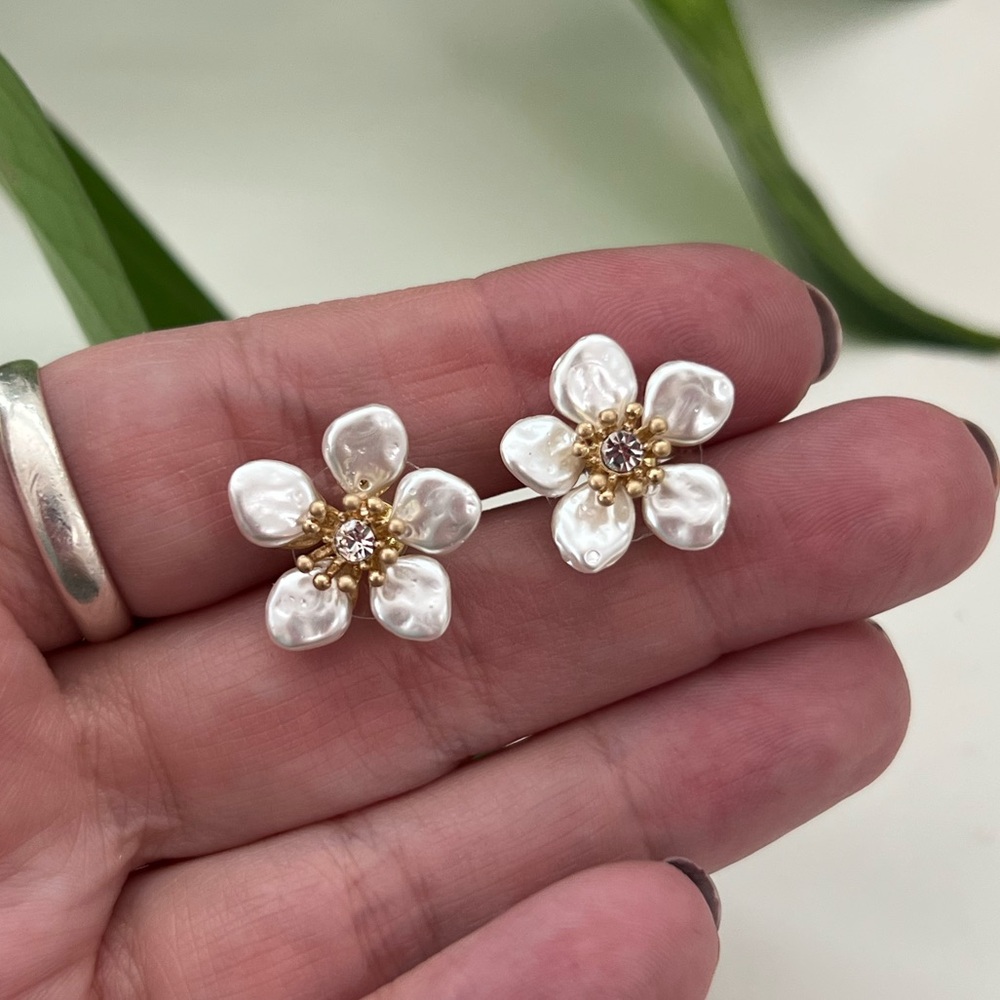 Lonna & Lilly Flower Stud Earrings 🌺
